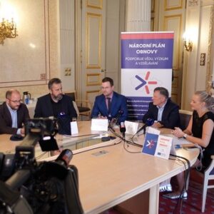 MŠMT PODPOŘÍ ZNEVÝHODNĚNÉ ŠKOLY DVĚMA MILIARDAMI KORUN