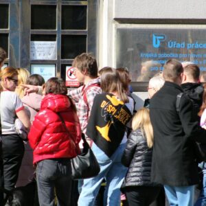 Počet dávek vyplácených uprchlíkům z Ukrajiny klesá, stále častěji nacházejí uplatnění na trhu práce